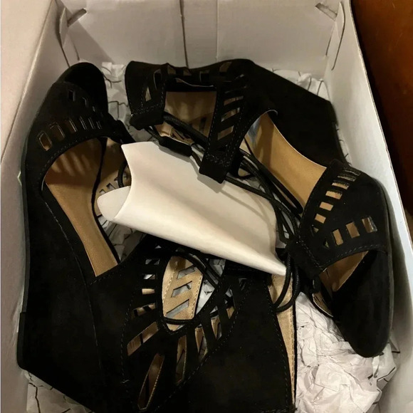 Material Girl Size 9 Sandal. Wedged Halona Tied Open Toed Strappy, Black - Picture 7 of 9